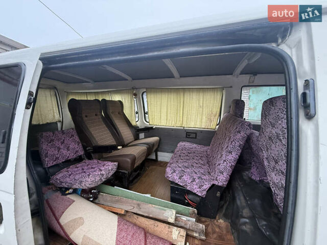 Белый Ниссан Урван, объемом двигателя 2.49 л и пробегом 330 тыс. км за 2800 $, фото 9 на Automoto.ua