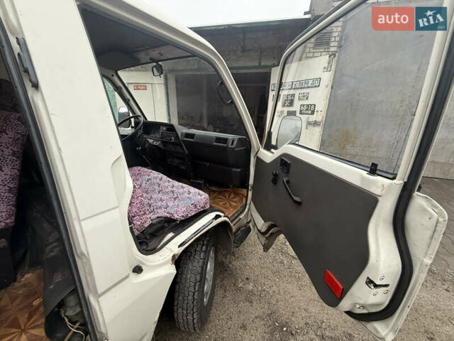 Белый Ниссан Урван, объемом двигателя 2.49 л и пробегом 330 тыс. км за 2800 $, фото 8 на Automoto.ua