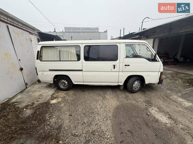 Белый Ниссан Урван, объемом двигателя 2.49 л и пробегом 330 тыс. км за 2800 $, фото 2 на Automoto.ua