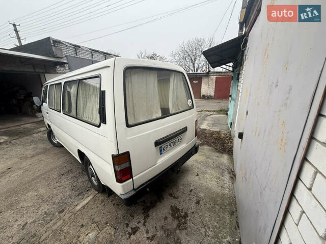 Белый Ниссан Урван, объемом двигателя 2.49 л и пробегом 330 тыс. км за 2800 $, фото 1 на Automoto.ua