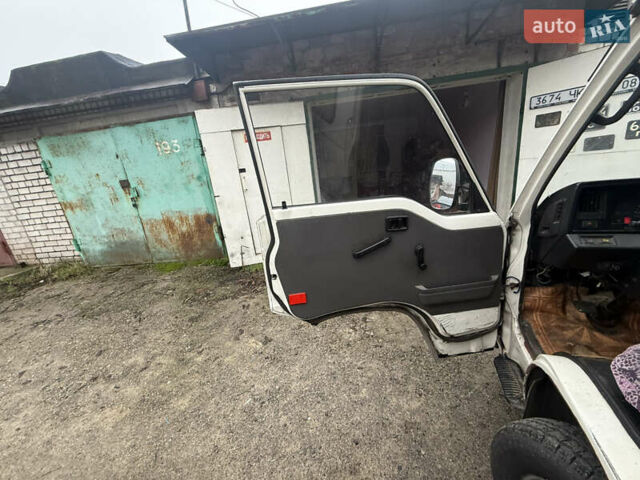 Белый Ниссан Урван, объемом двигателя 2.49 л и пробегом 330 тыс. км за 2800 $, фото 7 на Automoto.ua