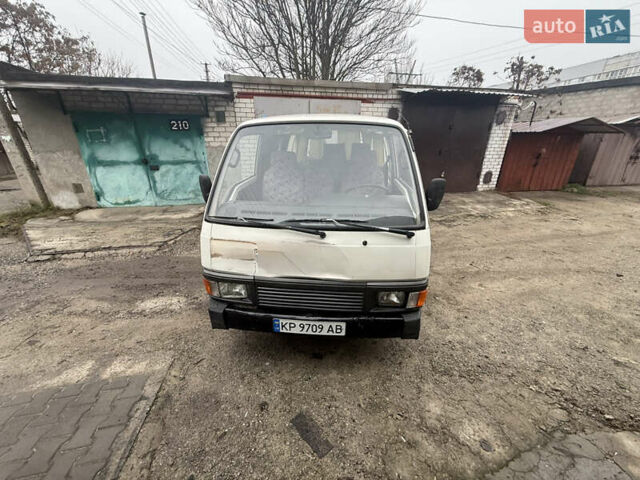 Белый Ниссан Урван, объемом двигателя 2.49 л и пробегом 330 тыс. км за 2800 $, фото 3 на Automoto.ua