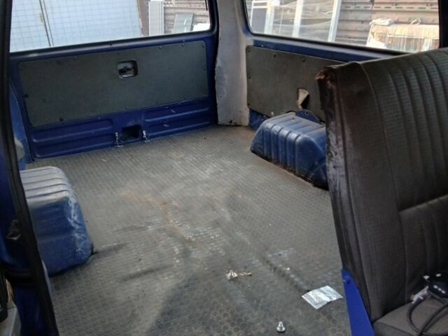 Синий Ниссан Урван, объемом двигателя 2.3 л и пробегом 240 тыс. км за 1600 $, фото 2 на Automoto.ua