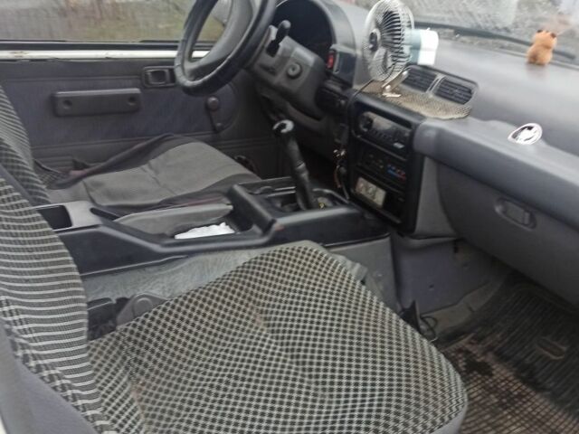 Белый Ниссан Ванетте, объемом двигателя 2.3 л и пробегом 350 тыс. км за 1776 $, фото 2 на Automoto.ua