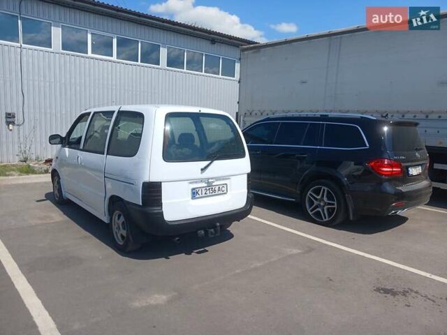 Белый Ниссан Ванетте, объемом двигателя 2.3 л и пробегом 300 тыс. км за 1880 $, фото 2 на Automoto.ua