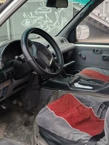 Белый Ниссан Ванетте, объемом двигателя 2.5 л и пробегом 320 тыс. км за 2200 $, фото 2 на Automoto.ua