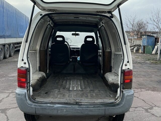 Белый Ниссан Ванетте, объемом двигателя 2.3 л и пробегом 240 тыс. км за 2300 $, фото 6 на Automoto.ua