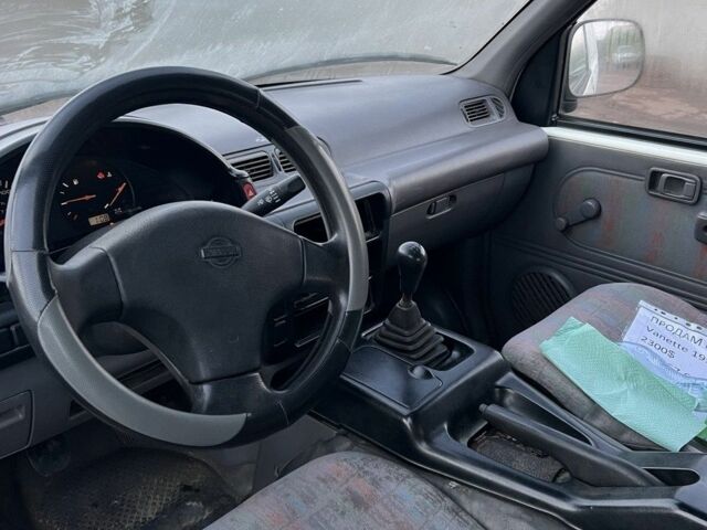 Белый Ниссан Ванетте, объемом двигателя 2.3 л и пробегом 240 тыс. км за 2300 $, фото 4 на Automoto.ua