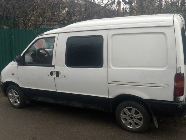 Белый Ниссан Ванетте, объемом двигателя 2.3 л и пробегом 400 тыс. км за 2400 $, фото 1 на Automoto.ua