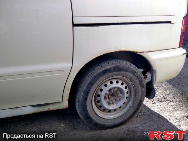 Белый Ниссан Ванетте, объемом двигателя 2.3 л и пробегом 266 тыс. км за 3200 $, фото 2 на Automoto.ua