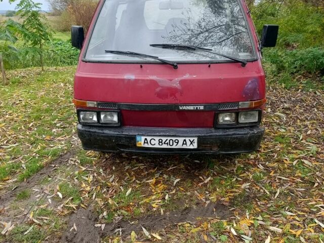 Красный Ниссан Ванетте, объемом двигателя 2 л и пробегом 250 тыс. км за 1200 $, фото 1 на Automoto.ua