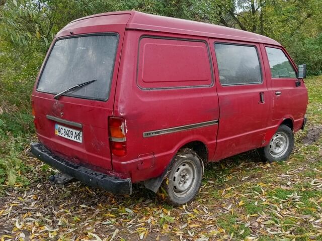 Красный Ниссан Ванетте, объемом двигателя 2 л и пробегом 250 тыс. км за 1200 $, фото 2 на Automoto.ua