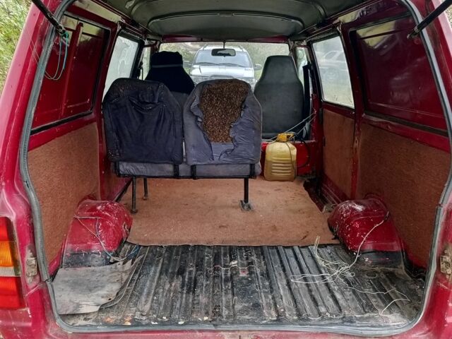 Красный Ниссан Ванетте, объемом двигателя 2 л и пробегом 250 тыс. км за 1200 $, фото 3 на Automoto.ua