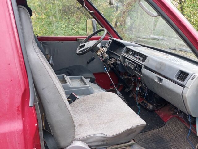 Красный Ниссан Ванетте, объемом двигателя 2 л и пробегом 250 тыс. км за 1200 $, фото 4 на Automoto.ua