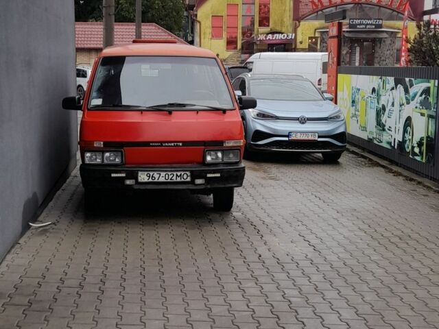 Красный Ниссан Ванетте, объемом двигателя 2 л и пробегом 320 тыс. км за 2574 $, фото 2 на Automoto.ua