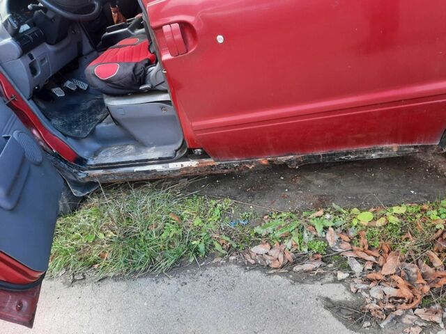 Красный Ниссан Ванетте, объемом двигателя 2.3 л и пробегом 370 тыс. км за 1277 $, фото 4 на Automoto.ua