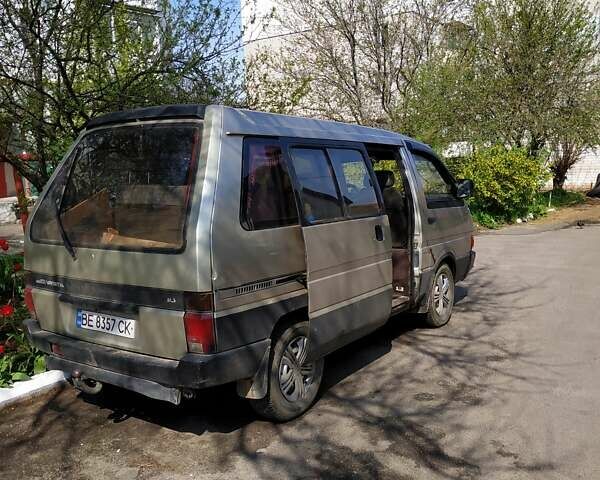 Серый Ниссан Ванетте, объемом двигателя 1.6 л и пробегом 230 тыс. км за 2500 $, фото 2 на Automoto.ua
