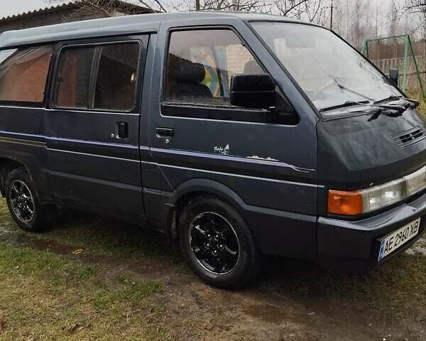 Синий Ниссан Ванетте, объемом двигателя 1.95 л и пробегом 300 тыс. км за 1600 $, фото 2 на Automoto.ua