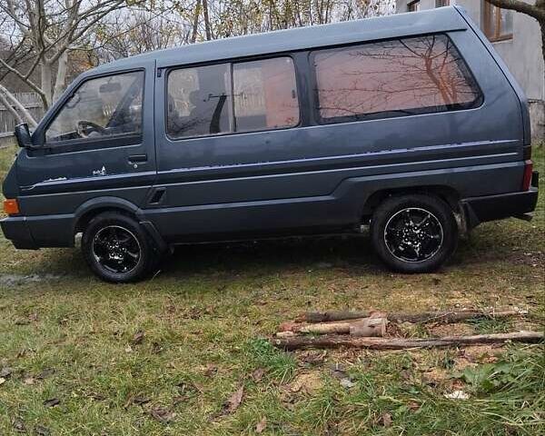 Синий Ниссан Ванетте, объемом двигателя 1.95 л и пробегом 300 тыс. км за 1600 $, фото 3 на Automoto.ua