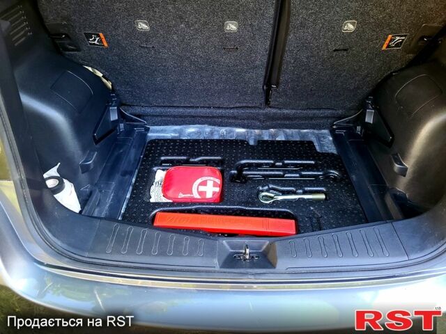 Серый Ниссан Верса, объемом двигателя 1.6 л и пробегом 87 тыс. км за 11000 $, фото 2 на Automoto.ua