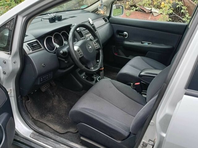 Серый Ниссан Верса, объемом двигателя 1.8 л и пробегом 218 тыс. км за 5000 $, фото 3 на Automoto.ua