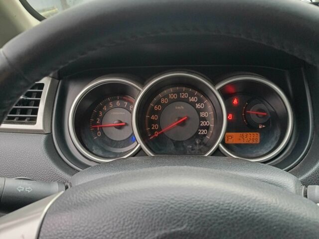 Серый Ниссан Верса, объемом двигателя 1.8 л и пробегом 218 тыс. км за 5000 $, фото 4 на Automoto.ua