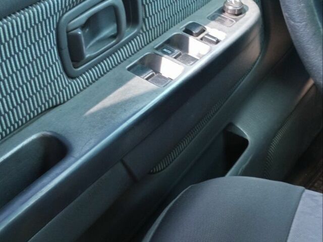 Сірий Ніссан Ікс-Терра, об'ємом двигуна 3 л та пробігом 160 тис. км за 4400 $, фото 3 на Automoto.ua