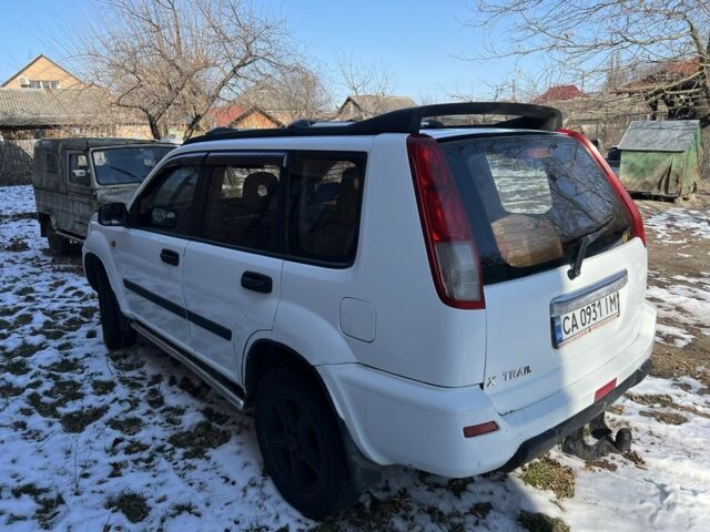 Белый Ниссан ИксТрейл, объемом двигателя 2 л и пробегом 300 тыс. км за 4000 $, фото 4 на Automoto.ua