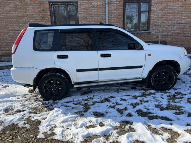 Белый Ниссан ИксТрейл, объемом двигателя 2 л и пробегом 300 тыс. км за 4000 $, фото 3 на Automoto.ua