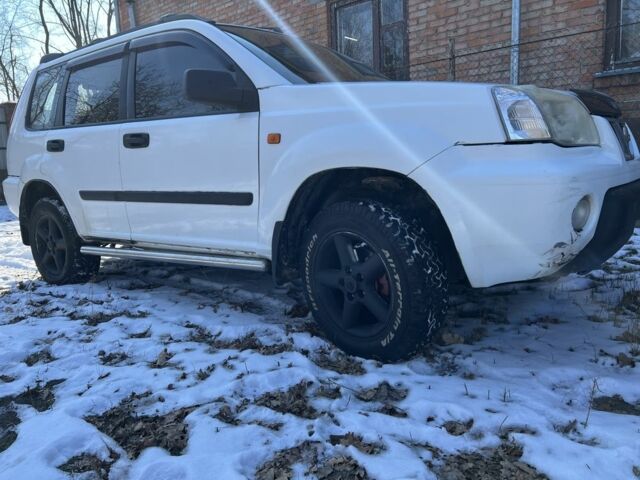 Белый Ниссан ИксТрейл, объемом двигателя 2 л и пробегом 300 тыс. км за 4000 $, фото 2 на Automoto.ua