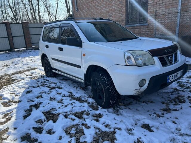 Белый Ниссан ИксТрейл, объемом двигателя 2 л и пробегом 300 тыс. км за 4000 $, фото 1 на Automoto.ua