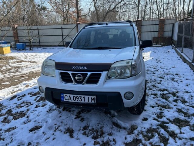Белый Ниссан ИксТрейл, объемом двигателя 2 л и пробегом 300 тыс. км за 4000 $, фото 6 на Automoto.ua