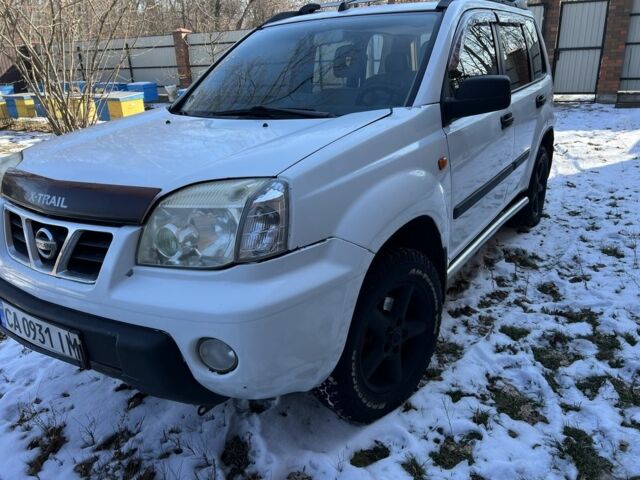 Белый Ниссан ИксТрейл, объемом двигателя 2 л и пробегом 300 тыс. км за 4000 $, фото 5 на Automoto.ua