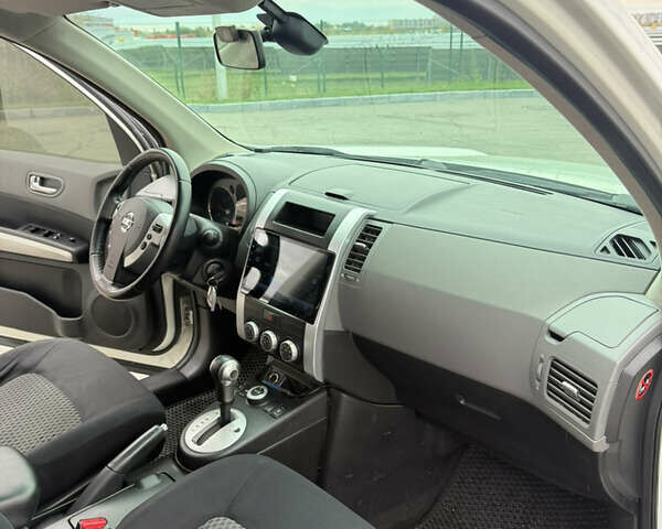 Білий Ніссан ІксТрейл, об'ємом двигуна 2 л та пробігом 208 тис. км за 8999 $, фото 17 на Automoto.ua