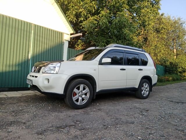 Белый Ниссан ИксТрейл, объемом двигателя 2 л и пробегом 249 тыс. км за 7999 $, фото 1 на Automoto.ua