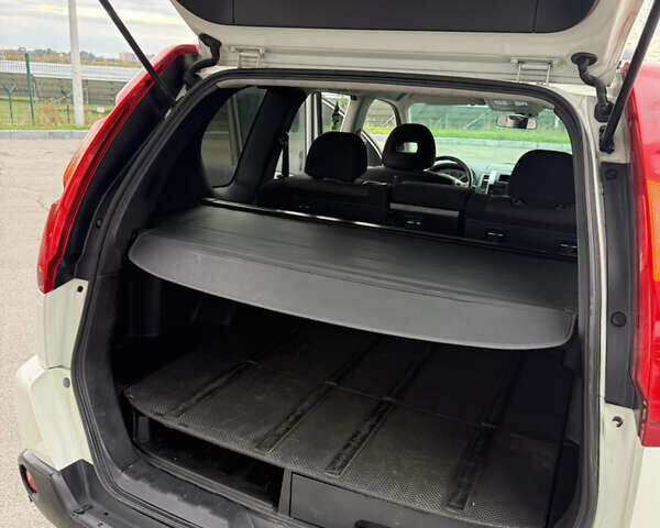 Білий Ніссан ІксТрейл, об'ємом двигуна 2 л та пробігом 208 тис. км за 8999 $, фото 12 на Automoto.ua