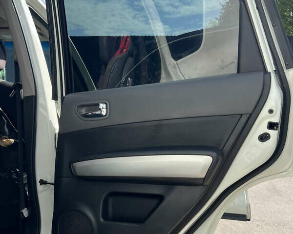 Белый Ниссан ИксТрейл, объемом двигателя 2 л и пробегом 154 тыс. км за 9000 $, фото 26 на Automoto.ua