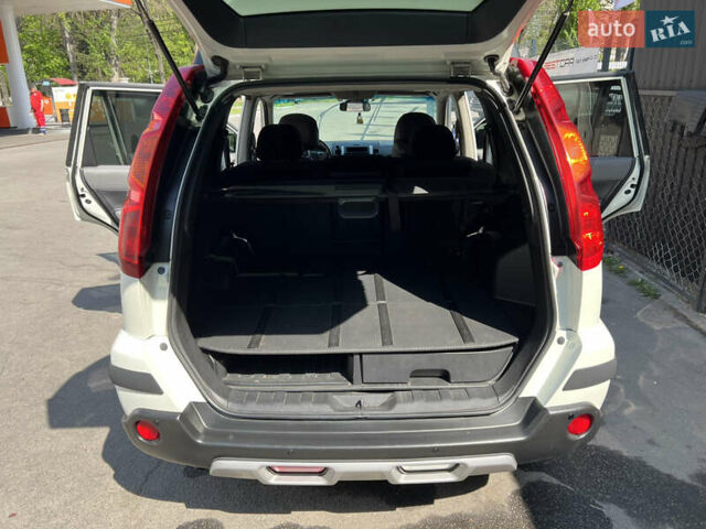 Белый Ниссан ИксТрейл, объемом двигателя 2 л и пробегом 154 тыс. км за 9000 $, фото 33 на Automoto.ua