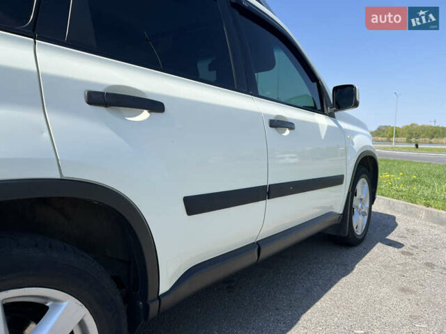 Белый Ниссан ИксТрейл, объемом двигателя 2 л и пробегом 154 тыс. км за 9000 $, фото 3 на Automoto.ua