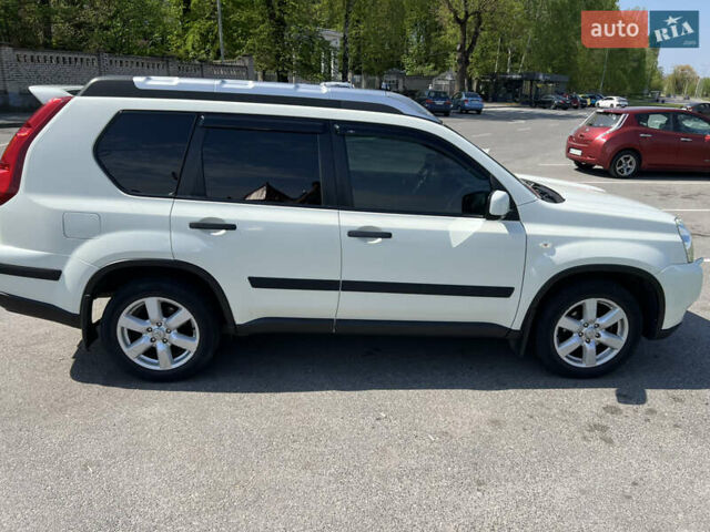 Белый Ниссан ИксТрейл, объемом двигателя 2 л и пробегом 154 тыс. км за 9000 $, фото 2 на Automoto.ua