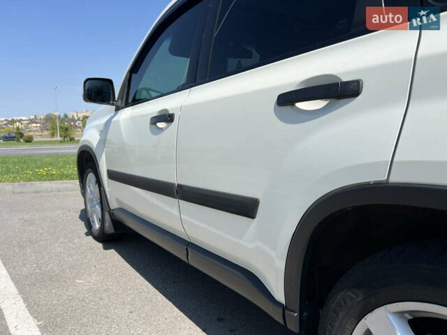 Белый Ниссан ИксТрейл, объемом двигателя 2 л и пробегом 154 тыс. км за 9000 $, фото 7 на Automoto.ua