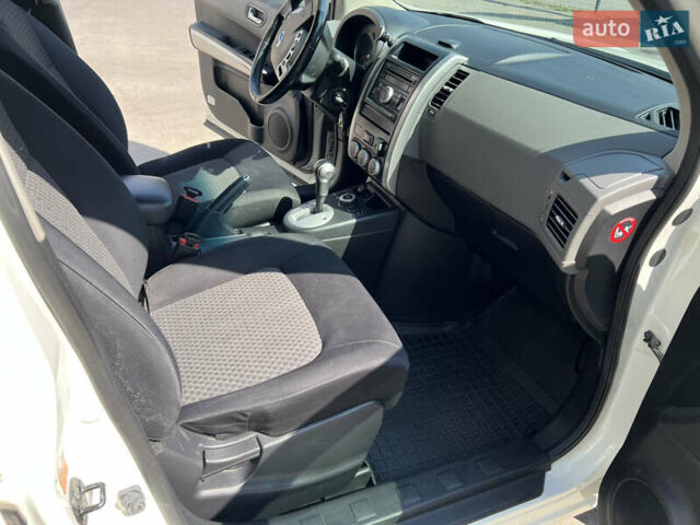 Белый Ниссан ИксТрейл, объемом двигателя 2 л и пробегом 154 тыс. км за 9000 $, фото 22 на Automoto.ua