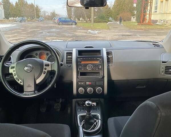 Белый Ниссан ИксТрейл, объемом двигателя 2 л и пробегом 202 тыс. км за 7800 $, фото 2 на Automoto.ua