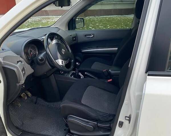 Белый Ниссан ИксТрейл, объемом двигателя 2 л и пробегом 202 тыс. км за 7800 $, фото 4 на Automoto.ua