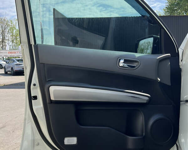 Белый Ниссан ИксТрейл, объемом двигателя 2 л и пробегом 154 тыс. км за 9000 $, фото 28 на Automoto.ua