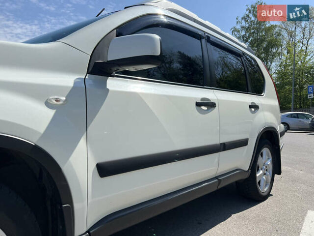 Белый Ниссан ИксТрейл, объемом двигателя 2 л и пробегом 154 тыс. км за 9000 $, фото 8 на Automoto.ua