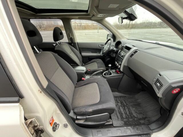 Белый Ниссан ИксТрейл, объемом двигателя 2 л и пробегом 271 тыс. км за 5000 $, фото 13 на Automoto.ua