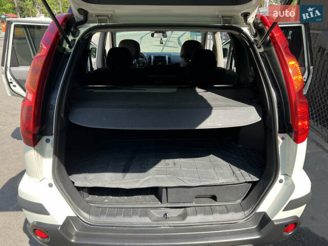 Белый Ниссан ИксТрейл, объемом двигателя 2 л и пробегом 154 тыс. км за 9000 $, фото 31 на Automoto.ua