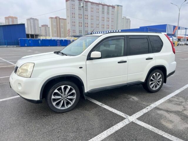 Белый Ниссан ИксТрейл, объемом двигателя 2 л и пробегом 271 тыс. км за 5000 $, фото 4 на Automoto.ua