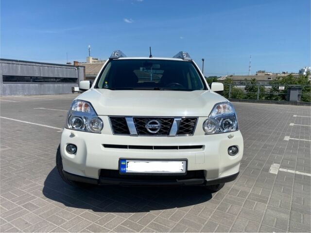 Белый Ниссан ИксТрейл, объемом двигателя 2.5 л и пробегом 180 тыс. км за 8700 $, фото 6 на Automoto.ua